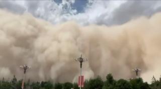 O furtună de nisip a paralizat nord-vestul Chinei. Localnicii, îndemnaţi să nu iasă din case