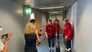 Ana Maria Popescu l-a lăsat cu mâna întinsă pe Eduard Novak la revenirea în ţară. Imaginile, postate chiar de ministru