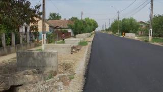 Localnicii dintr-o comună din Timiş s-au trezit peste noapte cu câte doi coloşi de beton, din poartă în poartă: "Nu am mai văzut așa ceva"