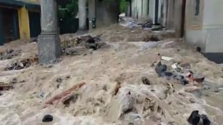 Mai multe vedete riscă să îşi piardă casele de vacanţă, în urma inundaţiilor de proporţii din Italia. Străzile au fost acoperite de şuvoaie, zeci de maşini distruse