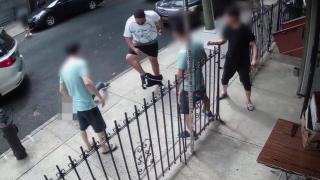 Momentul în care un hoţ rămâne cu pantalonii în vine în timp ce ataca o femeie, pe o stradă din New York