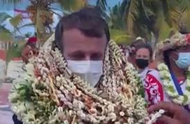 Emmanuel Macron, de râsul internetului, după ce a fost acoperit de ghirlande de flori