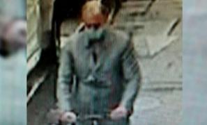 Bijuterie jefuită în mijlocul zilei, pe Champs-Elysees. Un individ elegant a luat prada, apoi a fugit cu trotineta