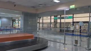 Terminalul sosiri de la Aeroportul din Cluj, inundat. O conductă a cedat în timpul furtunii. VIDEO