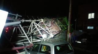 Imagini cu prăpădul făcut de furtuna puternică din București și Ilfov. Stâlpi și copaci căzuți, antenă GSM prăbușită peste două locuințe