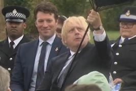 Boris Johnson, pus în dificultate de o umbrelă. Incidentul a stârnit hohote de râs
