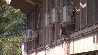 Instalațiile vechi de curent, suprasolicitate de zeci de ani, pot produce în orice moment o tragedie. Avertismentul specialiștilor