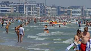 Weekend de foc pe litoral. De la nord la sud plajele sunt pline, iar cazarea tot mai greu de găsit