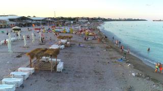 Plaja de la Costinești, sufocată de gunoaie. Turiștii împart nisipul cu caserole goale, mucuri de ţigară, sticle și scutece folosite: ”Erau acolo când am venit”