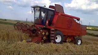 Meseria de tractorist se face azi pe combine de ultimă generaţie şi pe salarii de 2000 €. Tinerii sunt tot mai atraşi de munca în agricultură