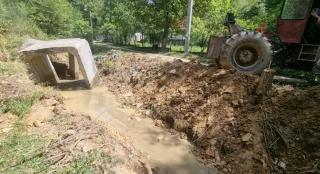 Un hunedorean s-a apucat să construiască un pod peste râul din sat. A săpat în drum, ca să mute cursul apei după bunul plac