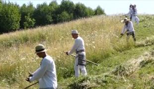 Cositul ca pe vremuri, reînviat într-un cătun din apropiere de Muntele Găina