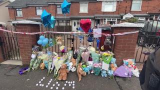 Crima unei românce a îngrozit Regatul Unit: şi-a înjunghiat bebeluşul de doar 2 luni şi a vrut să-şi ucidă fiica. Şocaţi, vecinii au depus flori şi jucării în faţa casei