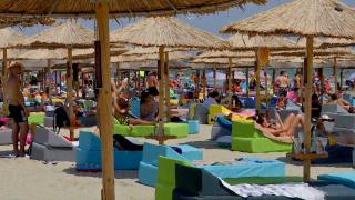 A început cel mai aglomerat weekend la mare, iar cazarea e tot mai greu de găsit. Hotelierii văd deja profitul pe care l-au pierdut anul trecut