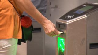 Bilete mai scumpe pentru transportul în comun: cât costă un bilet comun pentru metrou şi autobuz. Lista completă a preţurilor