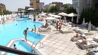La piscină, doar cu rezervare. Bucureştenii fac coadă în căutarea unui loc în care să se răcorească: "Telefoanele sună întruna. Avem 800 de locuri şi e full mereu"