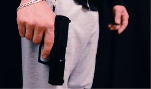 Un jandarm şi un poliţist din Brăila, anchetaţi după ce primul s-a jucat cu pistolul celui de-al doilea