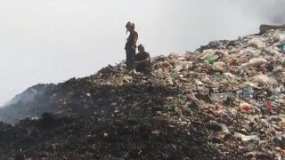 Intervenție dificilă a pompierilor la groapa de gunoi a Aradului, din cauza prafului și a fumului toxic degajat în urma incendiului