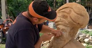 Artişti din toată ţara s-au adunat la Festivalul Naţional al Sculptorilor cu Drujba pentru a transforma buşteni uriaşi în opere de artă