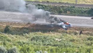 O mașină a luat foc și a ars ca o torță pe Autostrada Soarelui. Coadă de 5 kilometri pe sensul către București