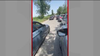 Lanţ uman împotriva şoferilor care au vrut să depăşească pe contrasens, în vama Negru Vodă. "Au fost trimişi în coada coloanei"