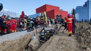 Accident grav pe un șantier din Capitală. Un mal de pământ s-a prăbușit peste mai mulți muncitori. Două persoane au fost găsite moarte. FOTO și VIDEO
