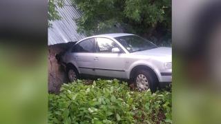 Un tânăr de 19 ani din Baia Mare a intrat cu maşina în zidul unei case. Adolescentul nu avea permis de conducere