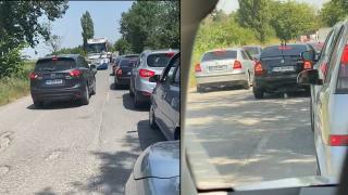 VIDEO. Cozi kilometrice la granița cu Bulgaria. Cum au fost pedepsiți șoferii șmecheri care au vrut să depășească coloana la Negru Vodă