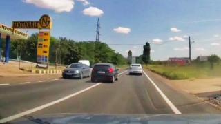 Depășire de infarct în Galați, pe linia continuă. Două mașini au fost la un pas de catastrofă