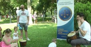 Copiii pot participa la cursuri de percuţie şi de dezvoltare personală la Şcoala de Vară FDVDR