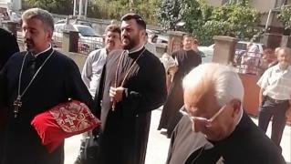 Scandal în curtea bisericii: Oamenii s-au certat cu reprezentanţii Episcopiei pentru că le-au adus alt preot: "Avem şi noi un drept în biserica asta!"