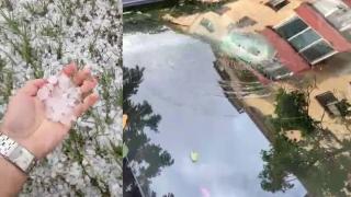 Acoperişuri smulse de vijelie şi pereţi ciuruiţi de grindină, după ce vântul a bătut cu peste 100 de kilometri pe oră, în România