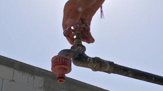 Apă la robinet, cu porţia, în Gorj. Oamenii îşi strigă disperarea, primarul îi acuză că o folosesc să ude grădinile