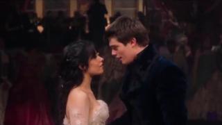 Cenuşăreasa modernă, interesată mai mult de carieră decât să-şi întâlnească prinţul. Adaptarea basmului revine pe marile ecrane