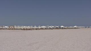 Administratori amenintaţi cu buldozerul să scoată şezlongurile de pe plajele lărgite la Mamaia: "Am Sahara lângă mine, nu marea"