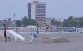 Războiul șezlongurilor. Operatorii din Mamaia au fost puși să-și mute mobilierul de plajă de lângă țărm