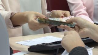 Cumperi acum şi plăteşti mai târziu, un altfel de "credit doar cu buletinul": "Mi-am luat telefon și plătesc și acum la el. Dublu aproape"