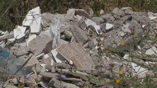 Terenurile virane din Capitală, gropi de gunoi pentru moloz:  "Aruncă unde se circulă mai puţin, unde să nu fie populaţie să-i vadă"