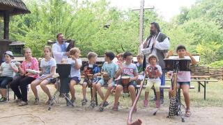 Copiii din Capitală, invitați într-o tabără medievală la Muzeul Satului. Cei mici învaţă să tragă cu arcul sau pot concura în turniruri