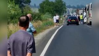 Un şofer a fost surprins în timp ce a depăşit o coloană de maşini fără să ţină cont că de pe contrasens venea un autoturism: Aşteptam în coloană şi l-am văzut cum vine cu viteză