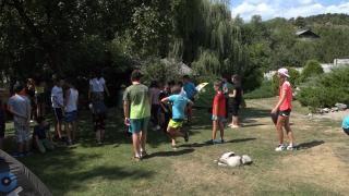 Fără telefoane și departe de ochii părinților, zeci de copii au scăpat de gălăgia urbană și-și petrec vacanța la cort, în tabără
