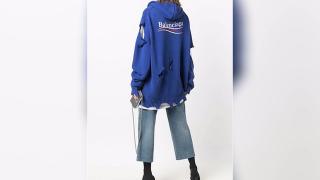 Pulover rupt, cu găuri in el marca Balenciaga, scos la vânzare cu 1.600 €