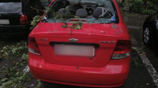 Furtunile au făcut prăpăd în Moldova. Bărbat lovit de fulger pe câmp, zeci de mașini avariate de grindină sau copaci căzuți