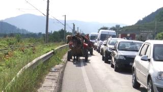 Doi tineri veniţi în vacanţă au murit din cauza unei căruțe nesemnalizate. Deşi nu au voie pe drumurile naţionale, căruţaşii merg haotic şi ignoră legea