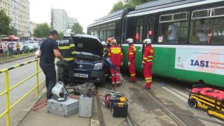 Şoferul care a lovit un tramvai, aruncându-l de pe şine, dă vina pe volan. Martorii spun că vorbea de fapt la telefon
