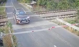 Momentul în care un șofer cu Lexus rupe barierele de la trecerea peste calea ferată din Brănești. ”Doar un miracol l-a salvat!”