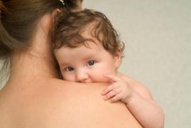 În Săptămâna Mondială a Alăptării, OMS le recomandă mamelor să continue alăptarea în timpul bolii Covid-19 și după vaccinare