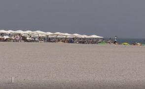 Amenzi de milioane de lei pentru administratorii de plaje din Mamaia care şi-au amplasat şezlongurile în zone interzise