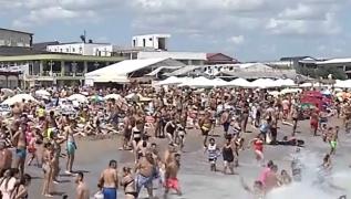 Un nou weekend în care plajele de pe litoral sunt supraaglomerate. 250 de mii de turişti s-au înghesuit să prindă un loc la soare