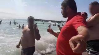Steag roșu arborat pe litoral, e pericol de înec din cauza curenților înșelători. Salvamarii, nevoiți să se certe cu turiștii pe plajă